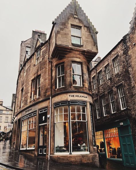 We Love Edinburgh 💙 on Instagram: “▪ The Milkman is an independent speciality coffee shop in the heart of Edinburgh’s Old Town; the perfect place to relax and escape from the…” Old Town Restaurant, Old Town Edinburgh, The Milkman, Speciality Coffee Shop, London Vibes, Pretty Coffee, Small Kitchen Layouts, Big Coffee, Coffee Shop Aesthetic