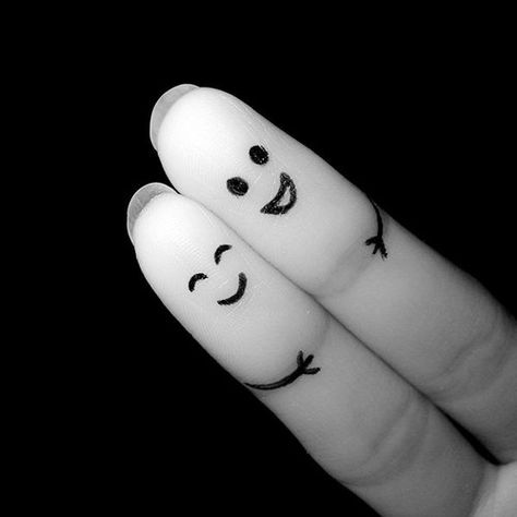 bff finger hug Funny Fingers, How To Draw Fingers, Finger Art, Couple Hands, Парные Тату, Two Fingers, Conceptual Photography, Trik Fotografi, Black N White Images