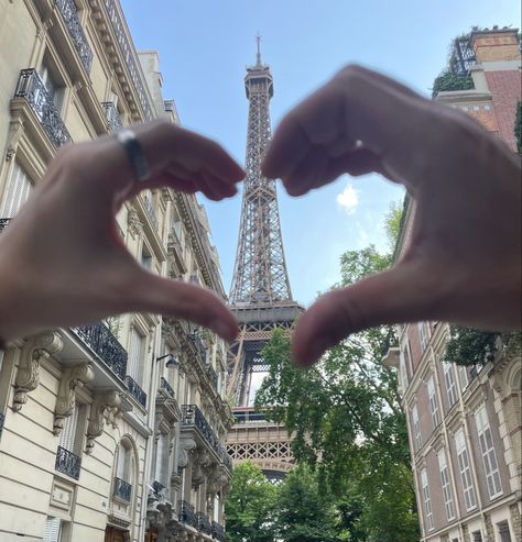 Aesthetic Paris Couple, Love In France Aesthetic, Paris Lovers Aesthetic, France Love Aesthetic, Couples Paris Aesthetic, Paris Relationship Aesthetic, Paris Aesthetic Boyfriend, Couples In France, France Couple Aesthetic