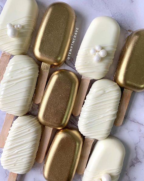 White And Gold Cakesicles, Wedding Cakesicles, Cake On A Stick, Quick Party Food, Cakesicles Ideas, Cake Pop Boxes, Dessert Shooters Recipes, Sweets Table Wedding, Popsicles Cake