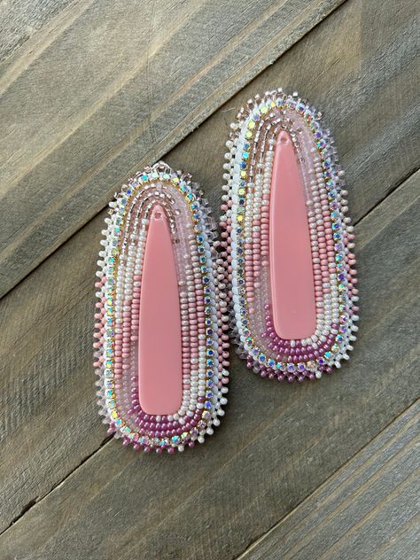 Beaded Earrings Native American, Pink Beaded Earrings, Native Outfits, Cultural Crafts, Earrings Native American, Beaded Stuff, Beaded Things, Beaded Earrings Native, Cabochon Earrings