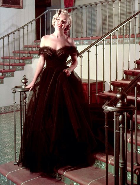 Marilyn Monroe at 1951 Oscars Vestidos Oscar, Estilo Marilyn Monroe, Oscar Gowns, Glamouröse Outfits, Vintage Ball Gowns, Mode Retro, Mode Glamour, Joe Dimaggio, Vivien Leigh