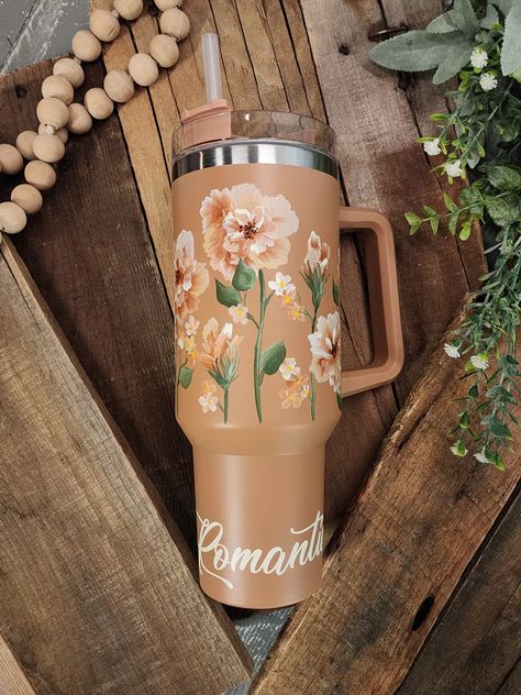 Get ready to elevate your sipping experience with this limited-edition collection!  Each 40oz tumbler with handle is a handpainted floral design that will make you stand out from the crowd.  Each cup is sanded, painted, and sealed with coats of matte spray.   "Romantic" is vinyl along bottom. This tumbler works great f Trendy Water Bottles, Flowers Romantic, Eco Friendly Art, Hippie Homes, Painted Cups, Tumbler With Handle, 40oz Tumbler, Etsy Christmas, Hand Painted Flowers