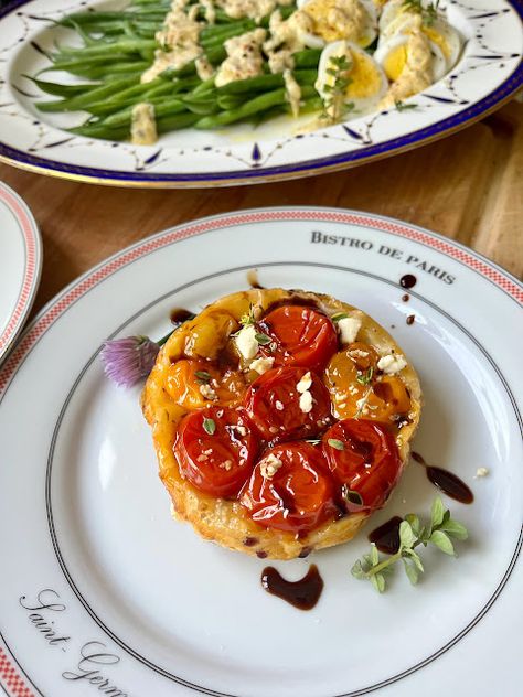 Mini Tomato Tarts, Upside Down Tomato Tart, Tomato Tartine, Handheld Meals, Tomato Tartlets, Cherry Tomato Appetizers, Mushroom Tartlets, Cherry Tomato Tart, Tomato Tarts