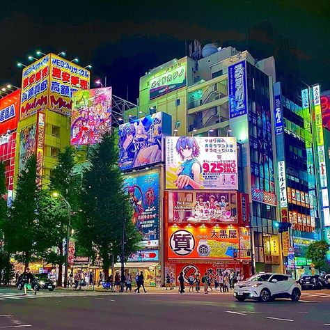 🌆 Akihabara in Tokyo is the shopping place for anime and manga lovers. 🇯🇵🏙 Known as the center of Japan’s otaku culture, this district is jam-packed with stores dedicated to anime, video games, and collectibles. 🏬 😎 Japan Akihabara Aesthetic, Japan Aesthetic Culture, Japan Manga Store, Japan Anime Store, Tokyo Anime Aesthetic, Japan Places Aesthetic, Akihabara Aesthetic, Japan Culture Aesthetic, Tokyo Astethic