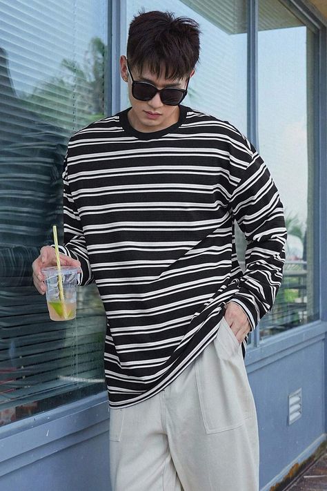 This black-colored striped oversized crew neck t-shirt is designed for men and is made of polyester. It has an long sleeve. #men #tshirt #oversized #koreanfashion Mens Striped Tshirt Outfits, Striped Tshirt Outfits, Polo Outfit Men, Striped Tshirt Men, Long Sleeves Polo, Oversized Long Sleeve Shirt, Polo Outfit, Uniqlo Men, Tshirt Oversized