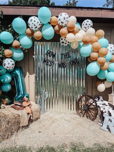 Teal Western Party Decorations, Cowgirl Western Birthday Party, Western Birthday Party Balloon Arch, Cute Western Birthday Ideas, Western Birthday Balloons, 18th Birthday Party Ideas Western, 16 Birthday Party Ideas Country, How The West Was Won Birthday Party, Western Birthday Party Women