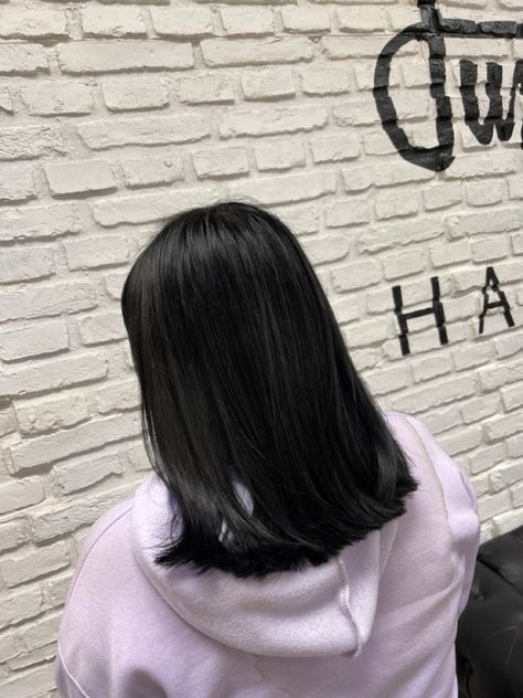 Black Hair Short, Middle Length Hair, Medium Black Hair, Shiny Black Hair, Middle Hair, Black Hair Aesthetic, Short Black Hair, Short Hair Cut, Straight Black Hair