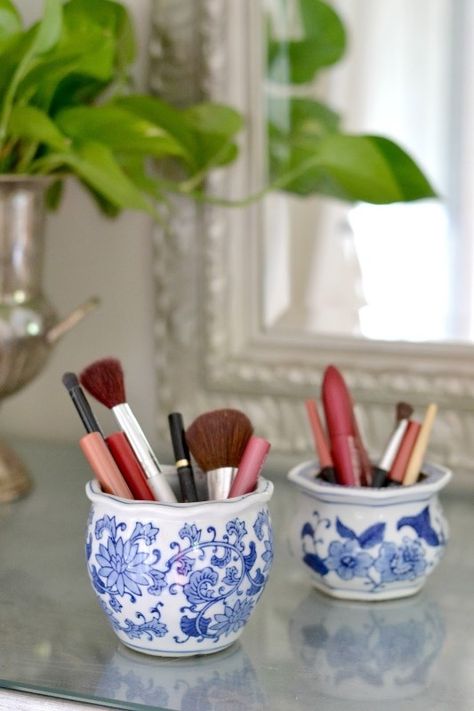 Diy Mod Podge, Make Your Own Makeup, Vanity Organization, Pisco, Blue Decor, Makeup Storage, Small Vase, White Decor, Decorating On A Budget