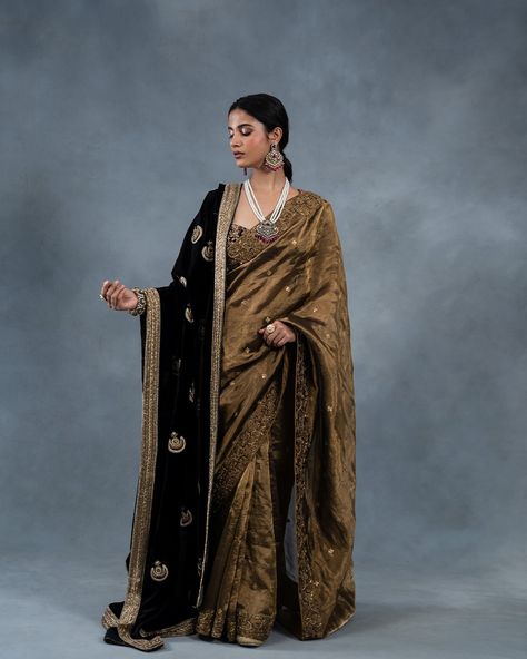 Introducing our Silk Velvet Chand Bali Dushala, a luxurious masterpiece of traditional craftsmanship. Adorned with intricate hand-embroidered Zardozi work, this exquisite shawl features a rich antique gold border, infusing opulence and elegance into any ensemble. Visit us at B-25, Defence Colony, New Delhi. We look forward to your presence. www.richaahluwalia.com/collection/chandbali-black-doshala-wedding-saree/ To schedule an appointment or arrange a video call, please dial +91 8800880840.... Saree With Velvet Shawl, Saree With Shawl, Suit With Shawl, Saree Styling, Chand Bali, Velvet Saree, Saree Wearing Styles, Basic Mehndi, Zardozi Work