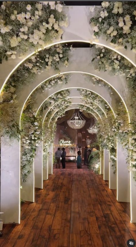 Wedding Flower Tunnel, Reception Pathway Decor, Tunnel Entrance Wedding, Wedding Tunnel Entrance, Wedding Pathway Decor, White Green Wedding Decor, Marriage Hall Design, Wedding Reception Entrance Ideas, Wedding Hall Design