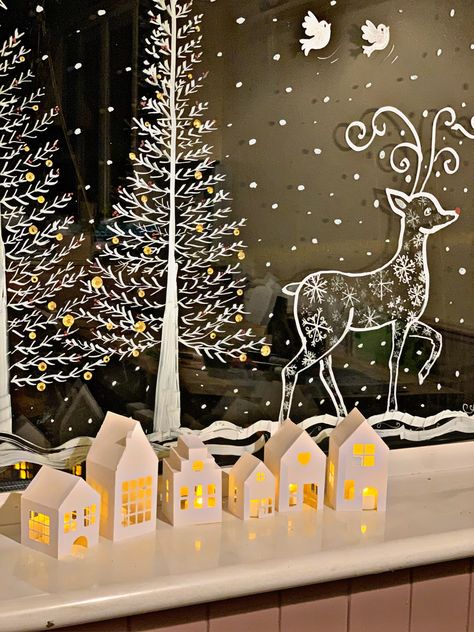 Chrismas Window Drawings, Christmas Chalk Pen Window, Window Christmas Art, Chalk Pen Christmas Window, Christmas Window Painting Hand Drawn, Christmas Window Decorations With Lights, Chalk Pen Window Art Christmas, Christmas Window Art Ideas, Winter Window Art