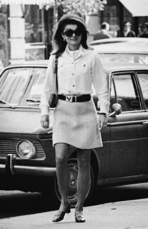 Jackie out and about in the early 1970s. - TownandCountrymag.com Jackie Onassis Style, Jackie O's, Jacqueline Bouvier, Jackie O Style, Fashion Trend Inspiration, Lee Radziwill, Jackie Onassis, Estilo Real, Legally Blonde