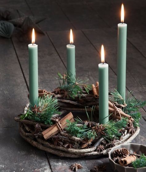 Navidad Natural, Christmas Advent Wreath, Danish Christmas, Swedish Christmas, Advent Candles, Advent Wreath, Green Candle, Christmas Trends, Christmas Porch