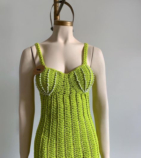 🧚Vestido crochet Sirena 🧚 Tejida en tono verde clarito, con las copas en forma de conchas, detalles de perlas y es ajustable por detrás ✨ >> Tengo tutorial disponible en mi canal de YT, te enseño a tejerla en todas las tallas, corre a verla 🌸 >> También tenemos agenda abierta para pedidos, puedes personalizar el color y es tejido a la medida ✨ >> Hacemos envíos a todo el Perú 🇵🇪 July 4, Crochet, On Instagram, Color, Instagram