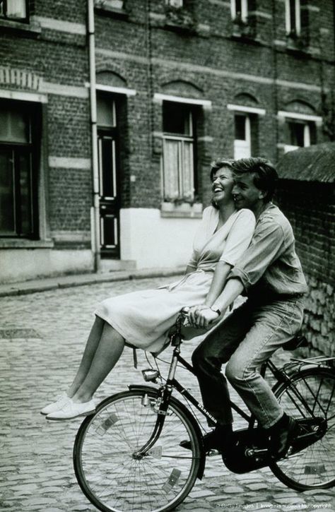 Couple On Bicycle, Photos Amoureux, Old Fashioned Love, Vintage Couples, My Kind Of Love, 인물 드로잉, Vintage Romance, Foto Vintage, Old Love