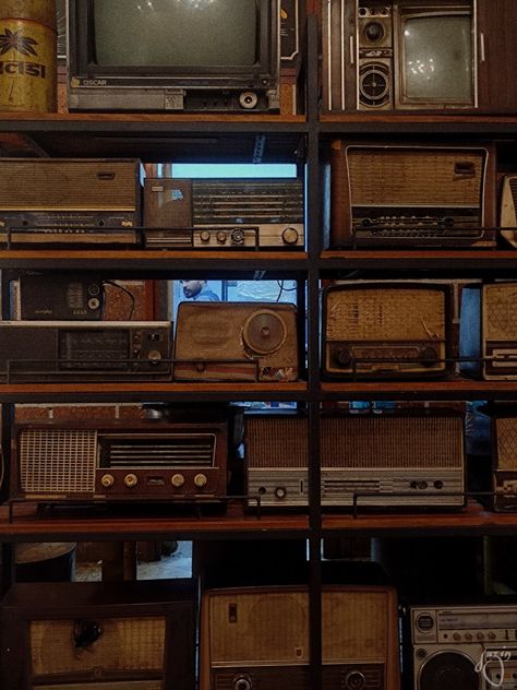 #aesthetic#brown#radio#old#retro Tim Core Aesthetic, Brown Vinyl Aesthetic, Retro Radio Vintage, 70s Brown Aesthetic, Brown 80s Aesthetic, 1920s Radio Aesthetic, Vintage Tech Aesthetic, 1930s Radio Aesthetic, Tallulah Aesthetic