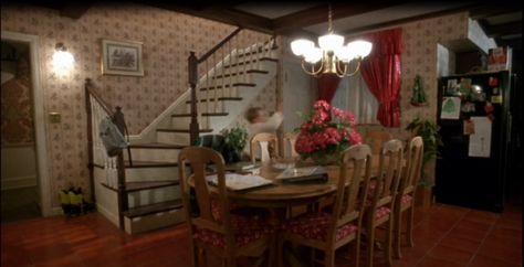 Tour the "Home Alone" Christmas Movie House Home Alone House, Home Alone 1, 90s House, Kitchen Eating Areas, Home Alone Movie, Home Alone Christmas, 90s Home, 13 Days, Home Alone