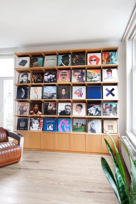 Record Wall Storage Ideas, Creative Vinyl Record Storage, Music Room In House Ideas, Records Display Ideas, Living Room Record Storage, Vinyl Storage Wall, Vinly Recorder Wall, Vinyl Records Storage Ideas Wall, Vinyl Record Listening Area