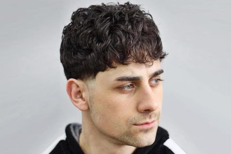 Wavvy Fury Haircut, Classic Mens Haircut, Roman Hairstyles, Taper Fade Curly Hair, Men's Curly Hairstyles, Bowl Haircuts, Low Fade Haircut, Popular Mens Hairstyles, Messy Haircut