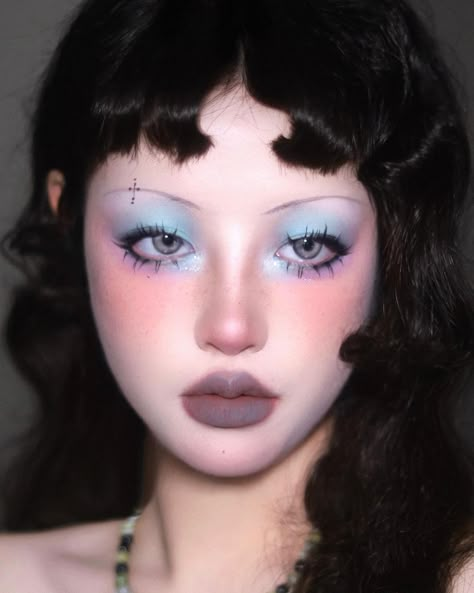 胡尔雅 | +·Siren·+ ◍✦•* ·+🩵*·+ 𝐸𝑦𝑒 @tintarkcosmetics Cloudy With A Chance Of Springkles Palette @joocyee_official Single… | Instagram Makeup Looks Heart Shaped Face, Fashion Fantasy Makeup, Single Color Eyeshadow Looks, Makeup Ideas Glitter, Siren Eye, Winter Makeup Ideas, Powder Translucent, Eyeshadow Glitter, Magical Makeup