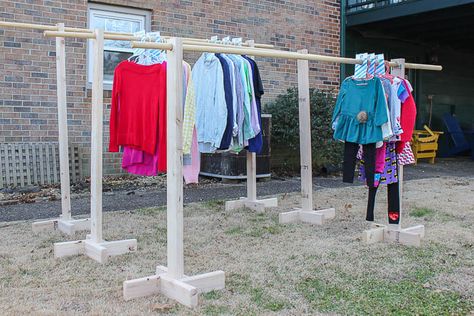 DIY Clothes Racks from 2x4s and Free Printable Size Dividers - a great idea for yard sales. Diy Metal Clothes Rack, Portable Hanging Clothes Rack, How To Hang Clothes For Garage Sale, Diy Clothes Hanging Rack For Yard Sale, Yard Sale Hanging Clothes Display Ideas, Garage Sale Hanging Clothes Ideas, Diy Clothing Rack For Garage Sale, Garage Sale Clothes Rack Ideas, Diy Clothes Rack For Yard Sale