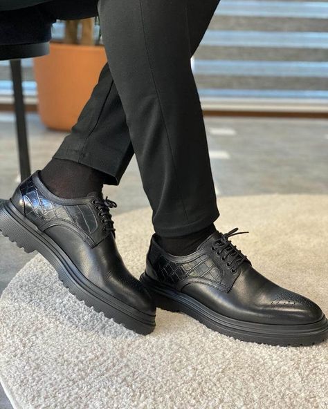 Elevate your style effortlessly with our black derby shoes crafted from 100% leather and featuring an Eva sole. Quality and sophistication in every step. 👞🔥 Don’t miss free worldwide shipping. Shop now at Holloshoe.com Mens Derby Shoes, Black Oxford Shoes, Black Oxfords, Oxford Shoes Men, Men's Loafers, Loafer Sneakers, Modern Gentleman, Black Leather Shoes, Eva Sole