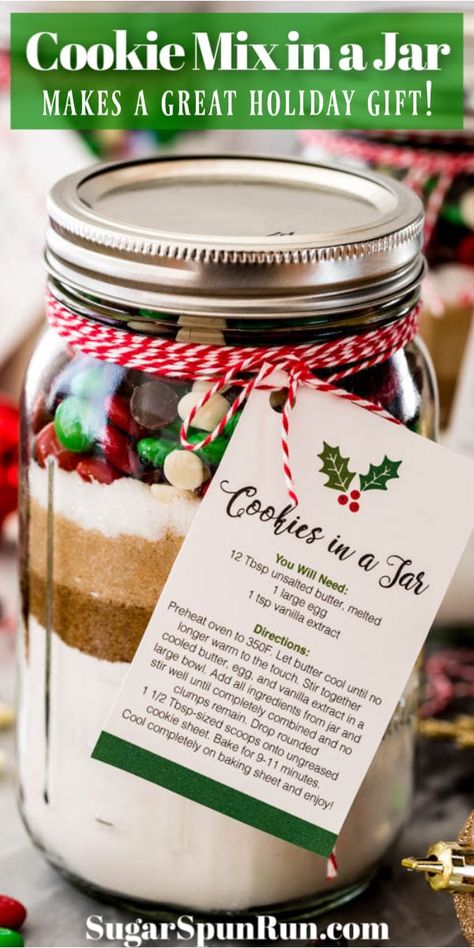 How to make an adorable homemade gift for friends and family! This cookie mix in a jar makes one batch of homemade cookies. Recipe includes a free printable to make cute gift tag instructions! Christmas Cookies In A Jar, Mason Jar Gifts Recipes, Mason Jar Cookie Recipes, Cookie Mix In A Jar, Mason Jar Cookies Mix, Christmas Jar Gifts, Cookies In A Jar, Cookies And Candy, Mix In A Jar