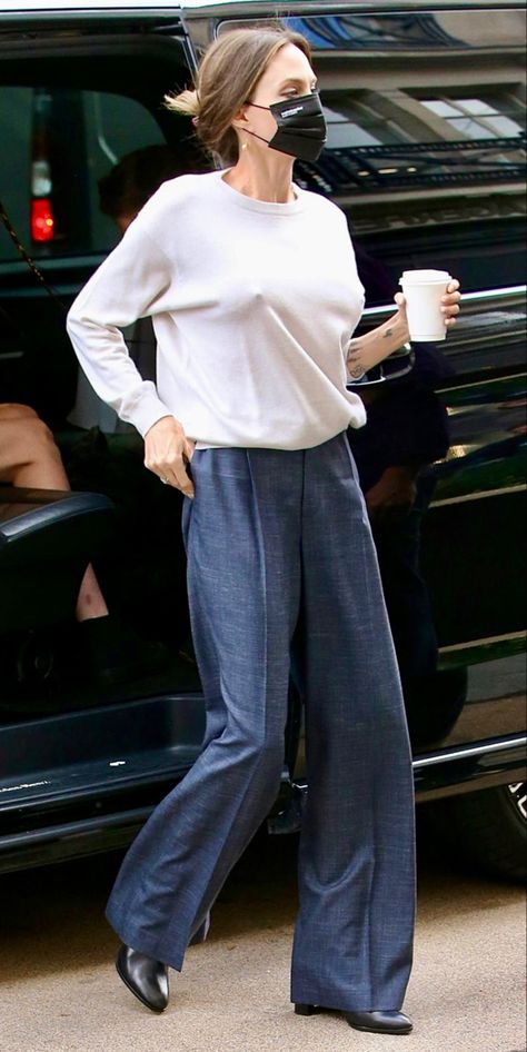 Angelina Jolie Street Style Angelina Jolie Street Style 90s, Angelina Jolie Outfits 90s, Angelina Jolie Outfits Casual, Angelina Jolie Casual Style, Angelina Jolie 2024, Angelina Jolie 2023, Angelina Jolie Casual, Angelina Jolie Mom, Angleina Jolie