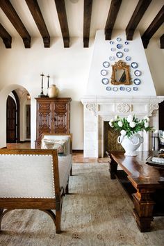 Modern Mediterranean Living Room, Mediterranean Living Room, Spanish Home Decor, Spanish Decor, Mediterranean Home Decor, California Living, Spanish Style Home, Casas Coloniales, Spanish Style Homes