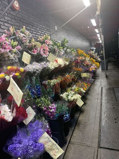 Nyc Flowers, New York Flower, New York City Aesthetic, Aesthetic Pretty, Flower Stand, Pretty Flower, Flower Stands, City Aesthetic, Flower Shop