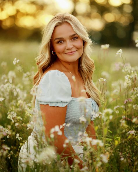 Teen Photoshooting, High School Graduation Photoshoot Ideas, School Graduation Photoshoot, Haley Graham, Graduation Photoshoot Ideas, Ideas For Family Photos, Photoshooting Ideas, Senior Year Pictures, Cute Senior Pictures