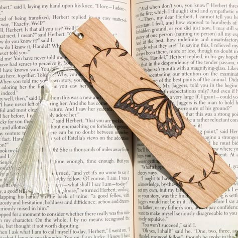 Pyrography Bookmark Ideas, Wood Burn Flowers Design, Woodburned Bookmarks, Wood Burned Bookmarks, Wood Burning Bookmarks, Painted Wooden Bookmarks, Simple Wood Burning Patterns, Wood Burning Templates, Wood Burned Gifts