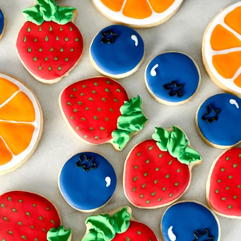 Cookie Decorating Ideas Summer, Fruit Sugar Cookies, Summer Sugar Cookies, Royal Icing Cookies Recipe, Berry Cookies, Fruit Sugar, Fruit Birthday Party, Blueberry Cookies, Fruit Cookies