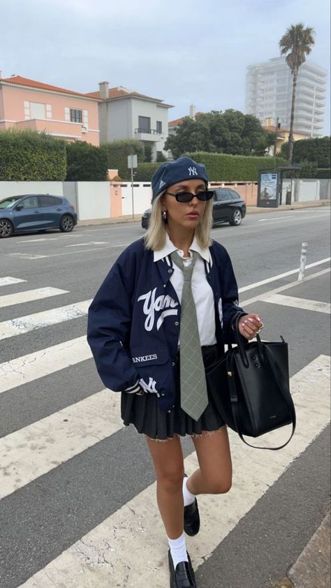 New York Yankees Outfit, Clean Outfits, Vintage Yankees, Yankees Outfit, Baseball Jacket Outfit, Baseball Jersey Outfit, Sofia Coelho, Indie Fits, Estilo Streetwear