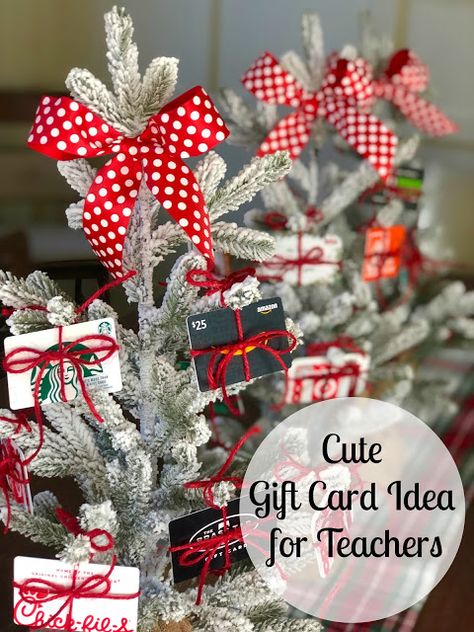 This Gift Card Christmas Tree is a quick and easy gift idea that teachers love. Great holiday gift idea for offices, principals too! Christmas Gift Card Presentation, Gift Card Tree, Gift Card Basket, Gift Card Displays, Gift Card Bouquet, Gift Card Presentation, Teacher Holiday Gifts, Teacher Gift Card, Holiday Gift Card