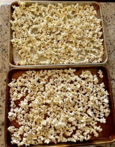 Praline Popcorn, Overnight Oats Recipe Easy, Buttered Popcorn, Praline Recipe, Cooking Panda, Pecan Praline, Game Snacks, Pecan Pralines, Oats Recipe