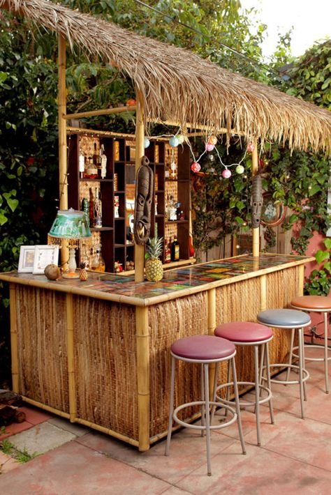 100 DIY Backyard Outdoor Bar Ideas to Inspire Your Next Project Backyard Bar Ideas, Diy Tiki Bar, Tiki Bar Ideas, Tiki Bars Backyard, Tiki Bars Diy, Camp Grill, Bar Pallet, Tiki House, Backyard Cafe