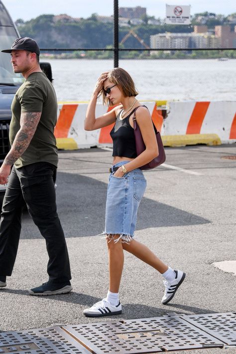 Hailey Bieber Summer, Long Jean Shorts Outfit, Hailey Baldwin Outfits, Hailey And Justin Bieber, Jean Shorts Outfit, Hailey And Justin, Jorts Outfit, Hailey Baldwin Street Style, Hayley Bieber