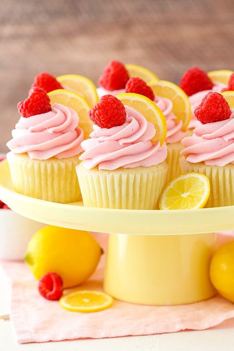 Raspberry Cupcake Recipes, Cupcake Making, Hawiian Party, Lemon Raspberry Cupcakes, Lemon Desserts Easy, Lemon Cupcake Recipe, High Tea Food, Baking Pies, Fluffy Cupcakes