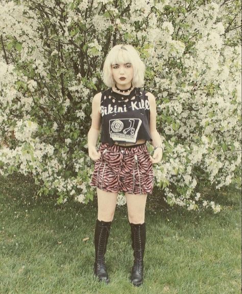 Lipst1ckteeth Outfits, Riot Girl Outfits, 90s Grunge Kinderwhore Outfits, Riot Fest Outfit, Riot Girl Fashion, Feminine Punk, Riot Grrrl Outfits, Claire Core, 90s Alternative Fashion