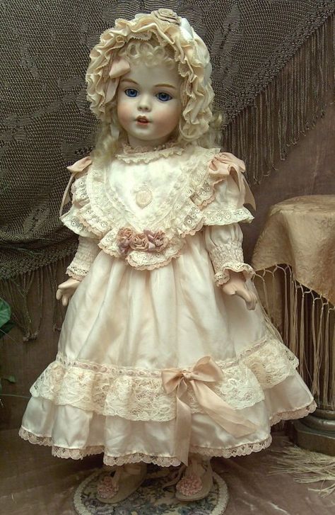 л Porcaline Dolls Aesthetic, Old Fashioned Dolls, Antique Porcelain Dolls Victorian, Vintage Porcelain Dolls Aesthetic, Vintage Doll Outfits, Porcelain Doll Clothes, Porcelain Doll Vintage, Porcelain Doll Dress, Victorian Dolls Porcelain