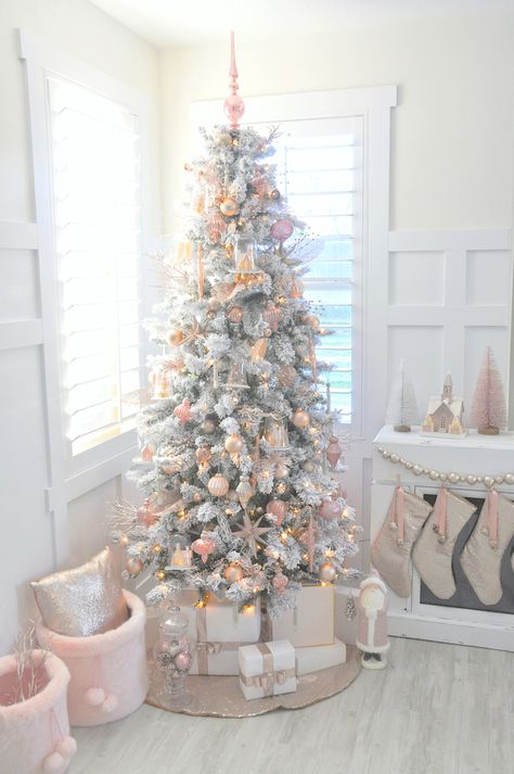 Christmas Tree Inspiration White, Pink White Christmas, Vintage Inspired Christmas Tree, Rose Gold Christmas Decorations, White Christmas Tree Ideas, Flocked Christmas Trees Decorated, Vintage Inspired Christmas, Rose Gold Christmas, Pink Christmas Decorations