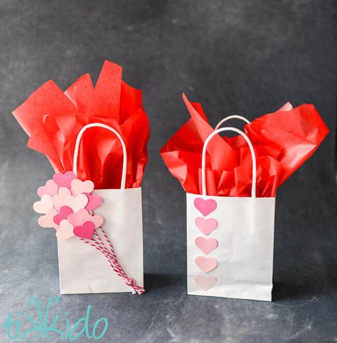 Valentines Gift For Boyfriend, Valentines Day Bags, Valentine Mailbox, Decorated Gift Bags, Valentines Gift Bags, Vday Gifts, Valentines Balloons, Gift Bags Diy, Diy Valentine's Day