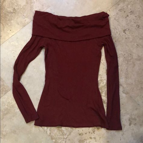 Never Worn, Fitted Long Sleeve Rusty/Brick Red Top. East Coast Clothes, Pretty Long Sleeve Tops, Red Shirt Aesthetic, Long Sleeve Shirts Aesthetic, Dark Autumn Clothing, Cute Fall Tops, Cute Long Sleeve Tops, Cute Long Sleeve Shirts, 90s Tops