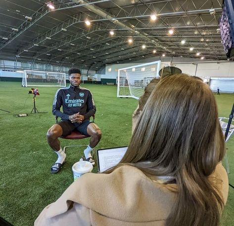 Soccer Reporter Aesthetic, Women In Sport Aesthetic, Sport Manager Aesthetic, Sport Management Career Aesthetic, Sports Media Job Aesthetic, Female Sports Reporters, Sport Student Aesthetic, Tv Journalist Aesthetic, Sports Marketing Aesthetic Job