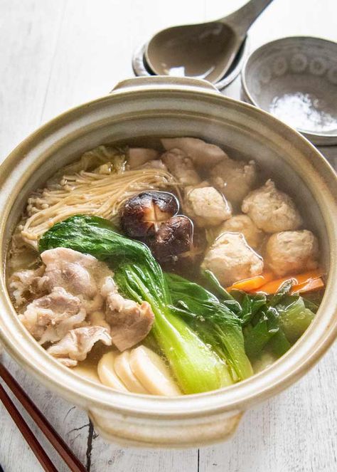 Hero shot of Chanko Nabe cooked in a large clay pot. Nabe Recipe Japanese Food, Nabe Recipe Hot Pot, Japanese Nabe Hot Pot, Clay Pot Meals, Chanko Nabe Soup, Japanese Food Soup, Chanko Nabe Recipe, Japanese Soup Recipes, Hot Pot Recipes