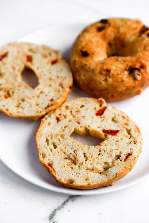 Anabolic Breakfast, Sundried Tomato Bagels, Tiramisu Chia Pudding, Bagel Party, Chia Pudding Healthy, Perfect Bar Recipe, Protein Bagels, Cheddar Bagels, Donuts Gluten Free