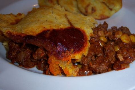 Sombrero Pie Recipe - Food.com (Karla's suggestion) Chili Pie, Macaroni And Cheese Casserole, Pork Tamales, Ground Beef Chili, Chili And Cornbread, Recipe Mexican, Creamy Macaroni And Cheese, Tamale Pie, Slow Cooked Beef