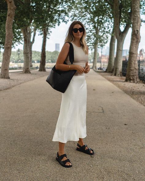 Dad Sandals Outfit, Chanel Dad Sandals, Black Sandals Outfit, Sandals Outfit Summer, Emma Hill, Soft Feminine Outfits, Dad Sandals, Chic Summer Style, Chanel Outfit